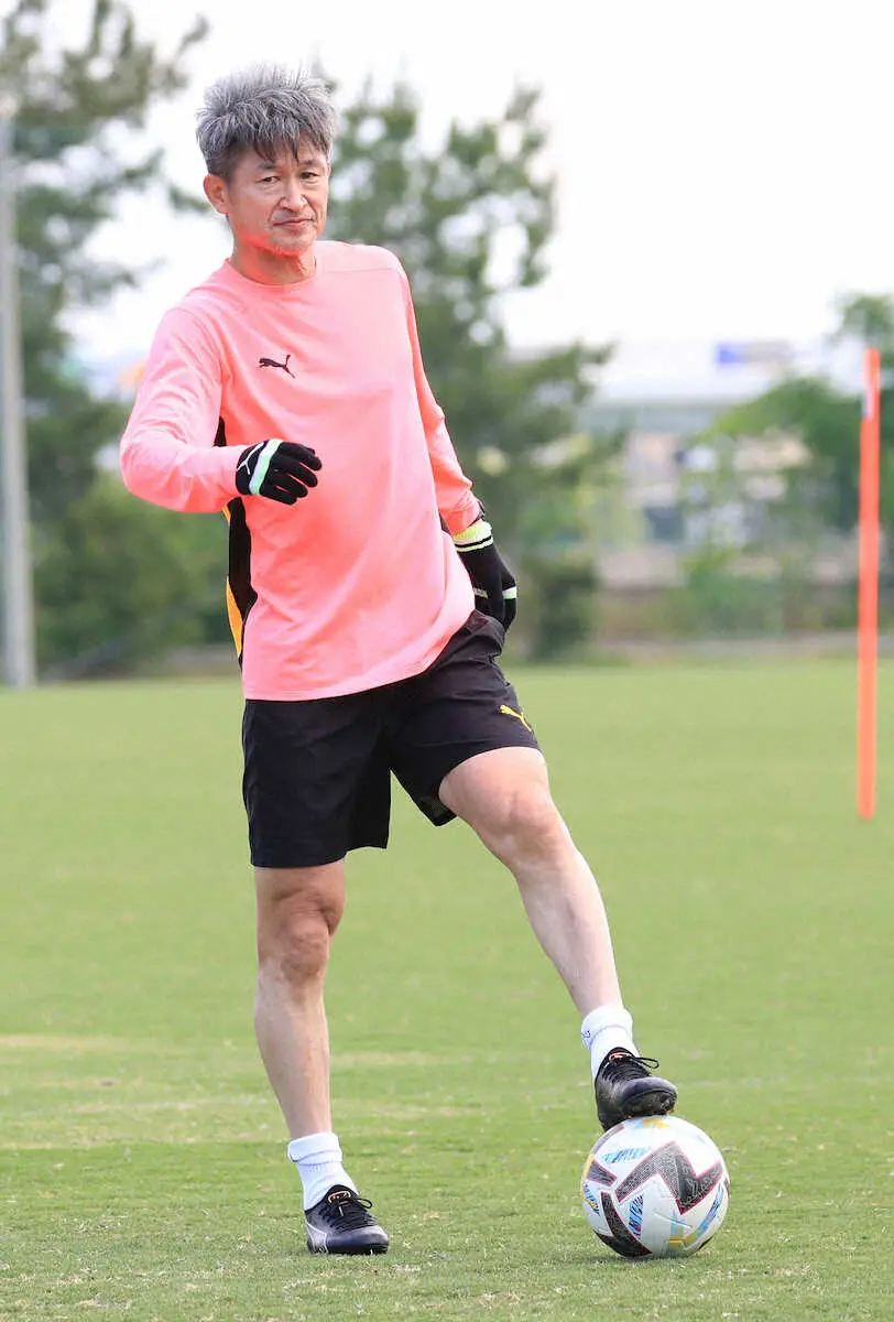 三浦知良・自主トレ＞ボールを使ってトレーニングする三浦知良（撮影