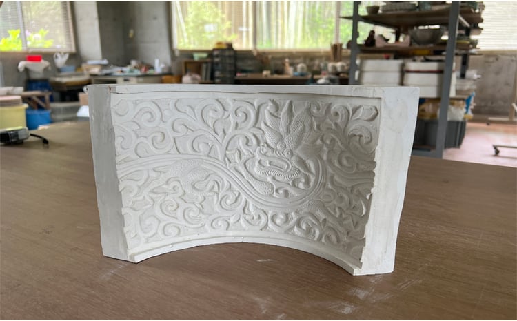 三田青磁 伊藤瑞宝作 雨龍透香炉 ( サイズ : 径24.5×高さ25.5cm 木