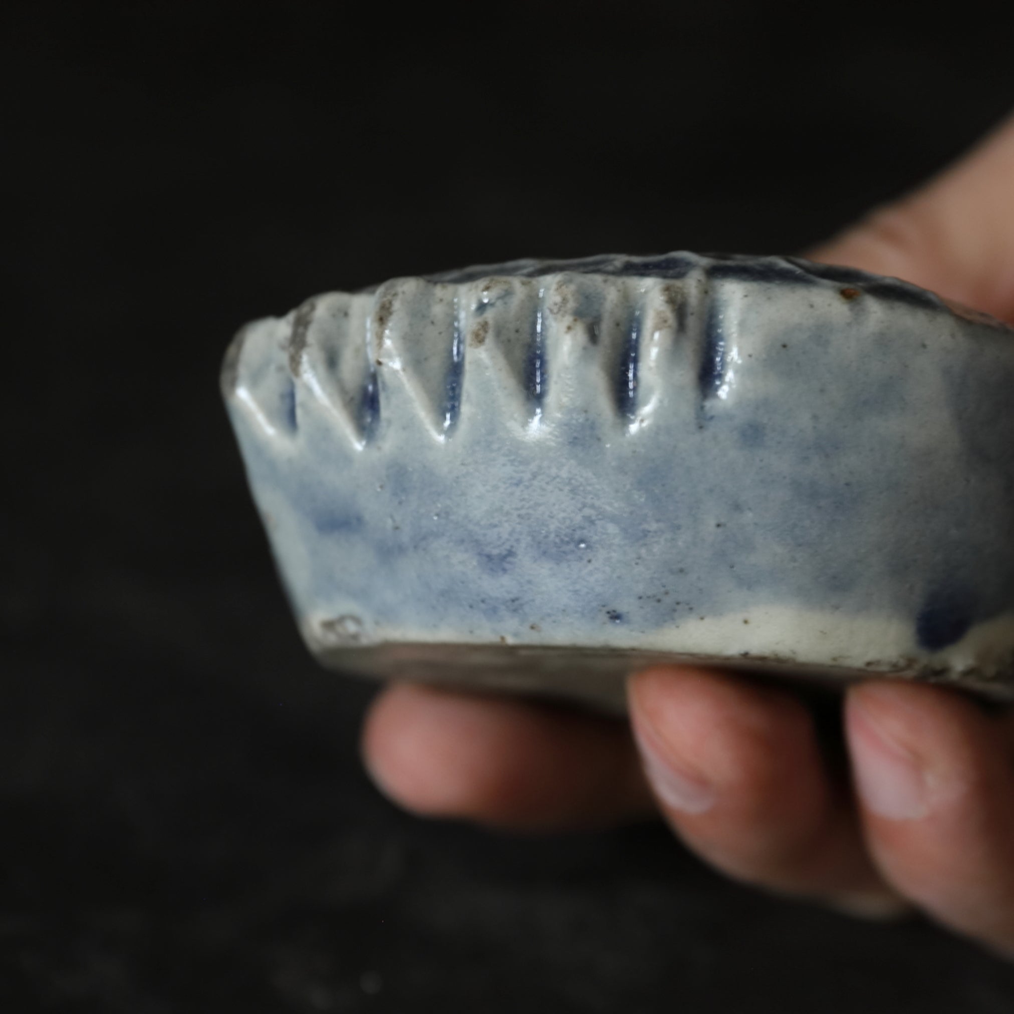 李朝 瑠璃釉鯉形水滴（1392–1897 CE） | 入蘆花（ロカニイル）
