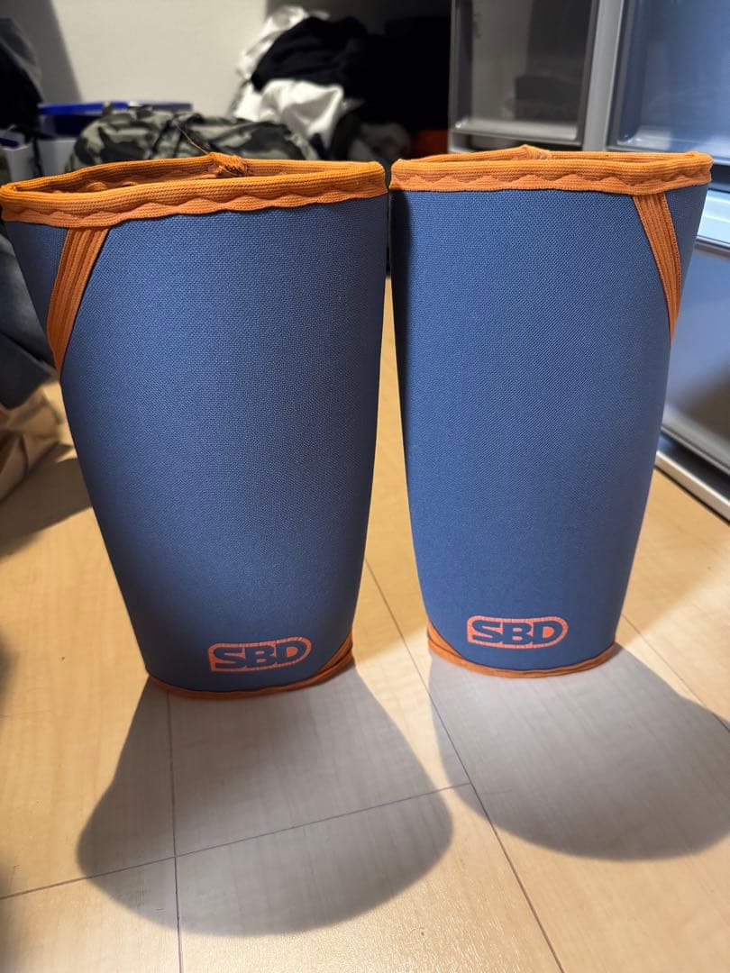 SBD ニースリーブMサイズ グレー/オレンジ Forge ウェイトリフティングニースリーブ | SBD Apparel Japan